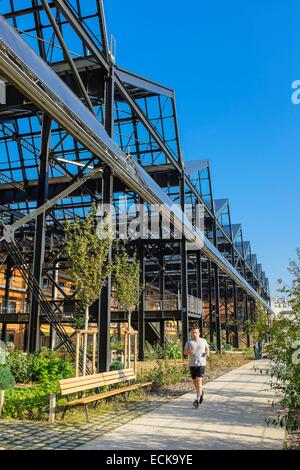 Francia, Paris, Halle Pajol, edificio energía positiva, produce su electricidad con 3500 m2 de paneles fotovoltaicos, Rosa Luxemburg jardines Foto de stock