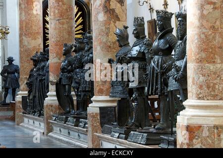 Austria, Tirol, Innsbruck, Hofkirche, 28 monumentales estatuas de bronce rodean la tumba del emperador Maximilien 1st, el más importante monumento imperial en Europa Foto de stock
