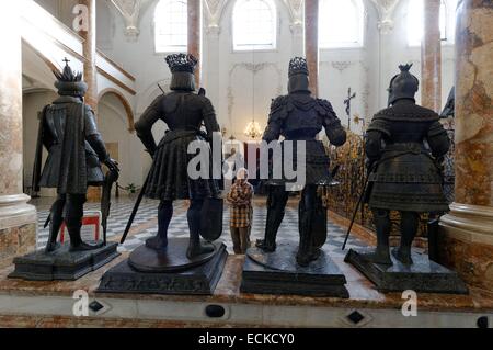 Austria, Tirol, Innsbruck, Hofkirche, 28 monumentales estatuas de bronce rodean la tumba del emperador Maximilien 1st, el más importante monumento imperial en Europa Foto de stock