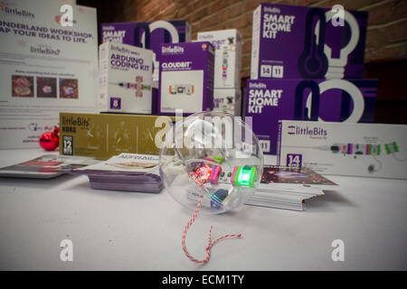RadioShack patrocina una demostración de tecnología LittleBits en un evento en Nueva York el sábado, 13 de diciembre de 2014. El minorista se unió con LittleBits para promover la empresa kits de bricolaje que le permiten automatizar su hogar gadgets para conectarse a la "Internet de las cosas" (IoT). Varios módulos se conectan entre sí para convertir sus aparatos analógicos en nube de dispositivos inteligentes conectados. RadioShack vende los dispositivos esperando revitalizarse como el lugar para DIY tech geeks. (© Richard B. Levine) Foto de stock