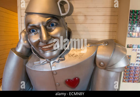 Wamego Kansas home de Oz Museo de El Mago de Oz va a casa de Kansas, en el centro de pueblo Tin Man con corazón Foto de stock