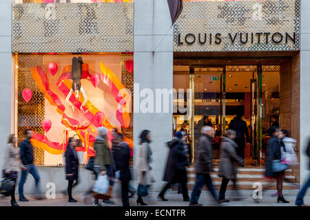 Los compradores con las bolsas Louis Vuitton en Oxford Street