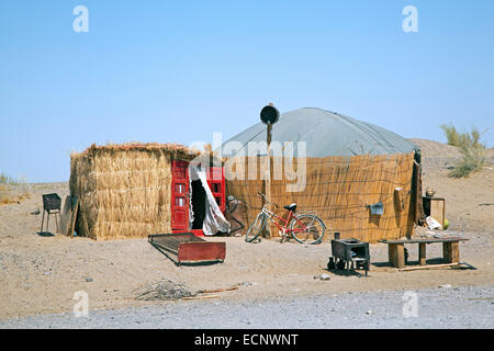 Turkmen yurt, portátil, doblado estructura habitan tradicionalmente utilizadas por los nómadas en el desierto de Karakum, Turkmenistán Foto de stock