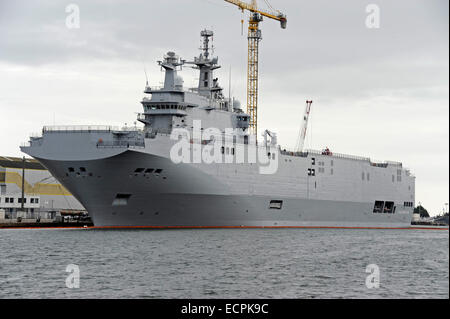 Clase Mistral Vladivostok de Rusia,landing helicopter dock,LHD,en el puerto de Saint-Nazaire,Loire-Atlantique,Francia Foto de stock