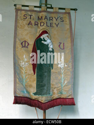 Pancarta de tela de St Marys Iglesia Ardley, Oxfordshire, Inglaterra, Reino Unido