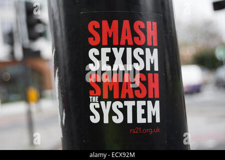 El sexismo smash smash el sistema, calle flyer publicado por RS21, o socialismo revolucionario en el siglo XXI Foto de stock
