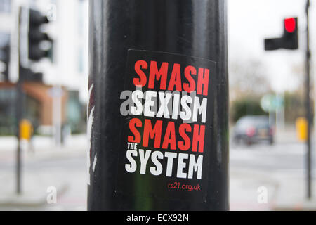 El sexismo smash smash el sistema, calle flyer publicado por RS21, o socialismo revolucionario en el siglo XXI Foto de stock