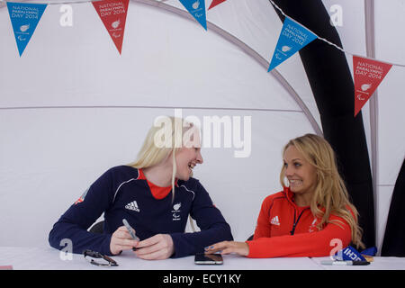 Esquí parcialmente vidente Kelly Gallagher y guía de videntes Charlotte Evans en Stratford deportista paralímpico evento.