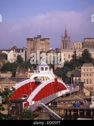 Vista de la ciudad mostrando Swing puente que cruza el río Tyne, Newcastle upon Tyne Tyne y desgaste, England, Reino Unido Foto de stock