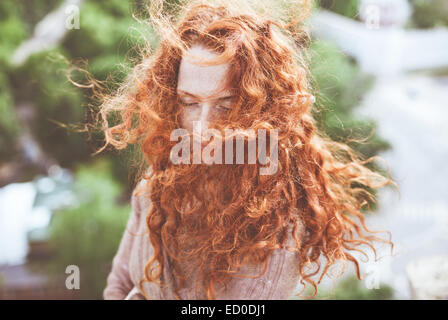 Retrato de mujeres hermosas con cabello barrido por el viento Foto de stock