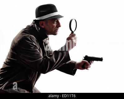 Un hombre detective investigaciones penales investigar un delito en silueta sobre fondo blanco. Foto de stock