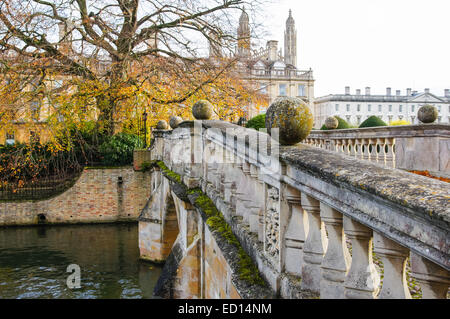 Puente Clare sobre el río Cam en otoño con Clare Collage en el fondo, Cambridge Inglaterra Reino Unido Foto de stock