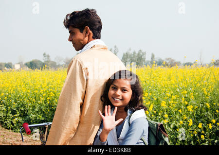 Hija de agricultores indios y ciclo de equitación Foto de stock