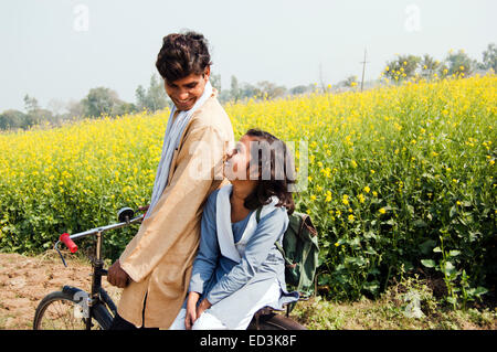 Hija de agricultores indios y ciclo de equitación Foto de stock