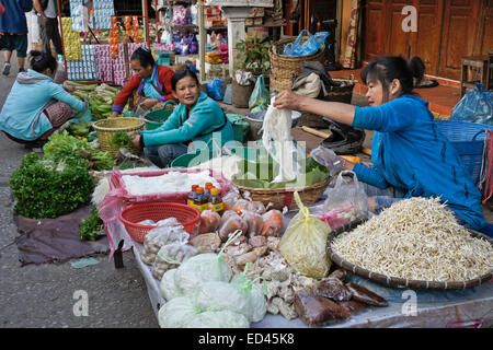 Mercado al aire libre en Luang Prabang, Laos