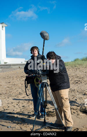 Trabajan en los medios de comunicación: un pequeño equipo de televisión para dos personas - el operador de cámara y sonido recordist - filmar videoing sobre localización exterior fuera de UK