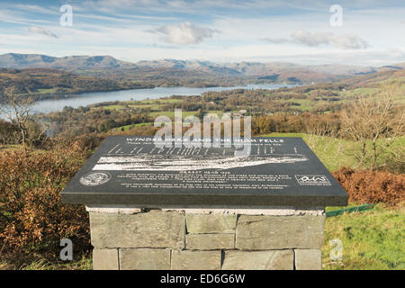 Zócalo de pizarra mostrando la vista panorámica desde la cabeza, Orrest distrito inglés de Lake District.