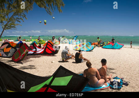 Mauricio, Le Morne, kite surf relajante en la playa Foto de stock