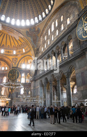 Los turistas en la Catedral de Santa Sofía Hagia Sophia, la mezquita, el Museo Ayasofya Muzesi antigua iglesia ortodoxa griega en Sultanahmet, Estambul, Turquía Foto de stock