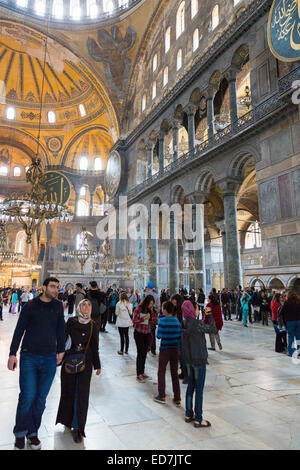 Pareja musulmana unirse a los turistas con los smartphones a Hagia Sophia, la mezquita de Ayasofya Muzesi, museo en Estambul, República de Turquía Foto de stock
