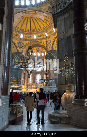 Los turistas en la Catedral de Santa Sofía Hagia Sophia, la mezquita de Ayasofya Muzesi, museo de Sultanahmet, en Estambul, República de Turquía Foto de stock