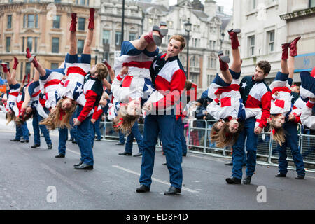 Londres, Reino Unido, 1 de enero de 2015. El lago Highlands Wildcat Wranglers de Texas, EE.UU. Realizar su rutina con un alto vuelo acrobacias danza en Londres durante el Desfile del Día de Año Nuevo 2015 Foto de stock