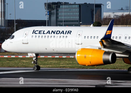 Icelandair Boeing 757-200 acelera hacia abajo la pista 23R en el aeropuerto de Manchester. Foto de stock