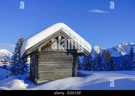 Hütte en einer Schneelandschaft bei Elmau, Oberbayern, Bayern, Deutschland, Europa. Foto de stock