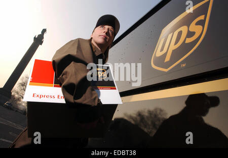 Un empleado de la UPS entrega de parcelas. Foto de stock
