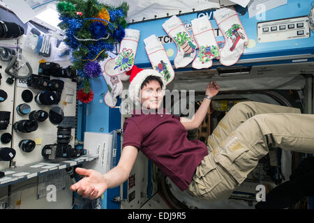 Estación Espacial Internacional la expedición 42 Samantha Cristoforetti ingeniero de vuelo de la Agencia Espacial Europea celebra la Navidad mientras navegaba alrededor de la tierra a más de 17.000 millas por hora el 20 de diciembre de 2014 en la órbita de la tierra. Foto de stock