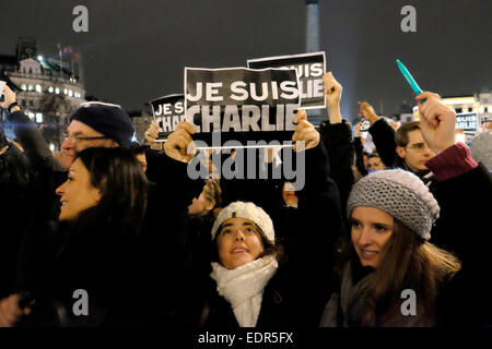 Una mujer sostiene un cartel que dice "Je suis Charlie', se traduce a soy Charlie. Foto de stock