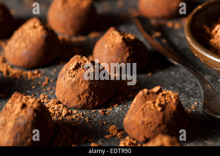 Fancy trufas de chocolate oscuro listo para comer Foto de stock