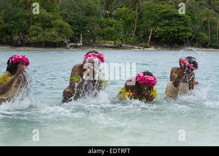 La República de Vanuatu, las Islas Torres, Loh Island. La actuación especial de la única música de Agua Las mujeres de Gaua. Foto de stock