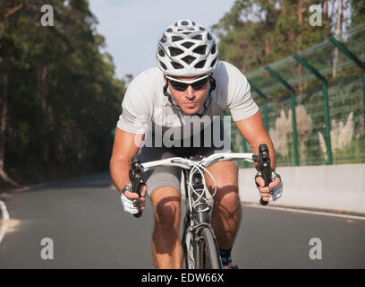 Ciclista retrato en acción en la carretera en un día soleado.