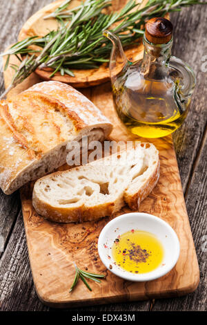 Rebanadas de pan ciabatta y aceite de oliva virgen extra Aceite de oliva utensilios de madera antecedentes