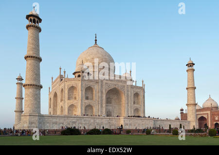 El Taj Mahal y la mezquita al atardecer, Agra, India