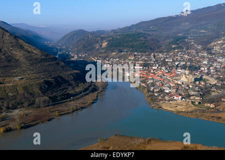 Esta es una vista desde arriba de la ciudad de Mtskheta y Aragvi ríos Kura. Foto de stock