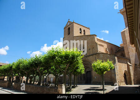 Iglesia del siglo XII de Ujue, Uxue (en euskera), un pueblo de Navarra, al norte de España. Foto de stock