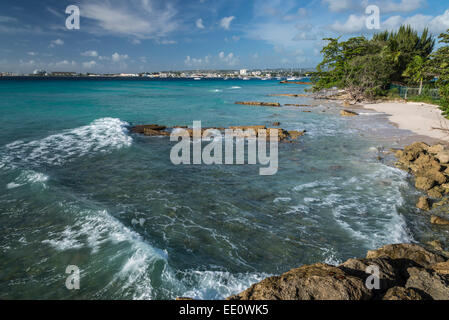 Vista desde el punto Needhams en Carlisle Bay hacia la ciudad capital de Bridgetown, Barbados - SÓLO PARA USO EDITORIAL Foto de stock