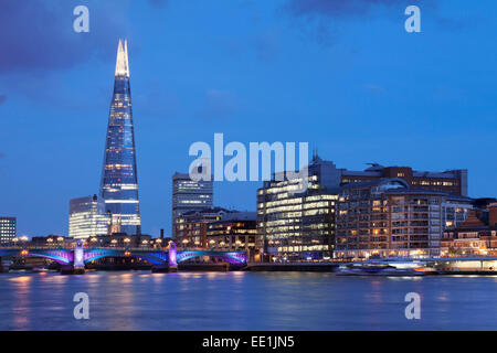 Vista sobre el Río Támesis en Southwark con el rascacielos Shard, el arquitecto Renzo Piano, Londres, Inglaterra, Reino Unido, Europa
