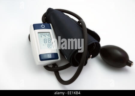 Medidor electrónico de presión sanguínea y manguito en caso de que se  produzca. Pantalla del medidor que muestra la presión arterial alta 151/98.  Trazado de recorte Fotografía de stock - Alamy