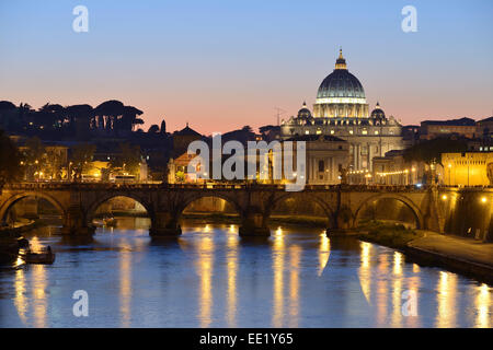 Roma. Italia. Vista de la Basílica de San Pedro, el río Tíber y el Ponte Sant' Angelo. Foto de stock