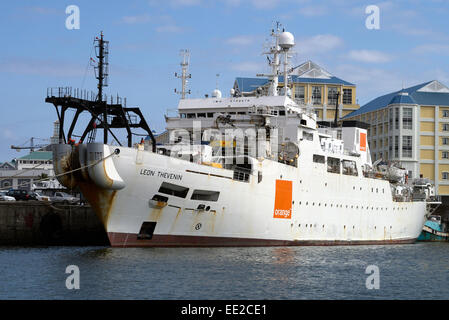El buque para tendido de cables "Leon Thevenin', construida en 1983 y es propiedad de naranja, atracó en el puerto de Cape Town, Sudáfrica. Foto de stock