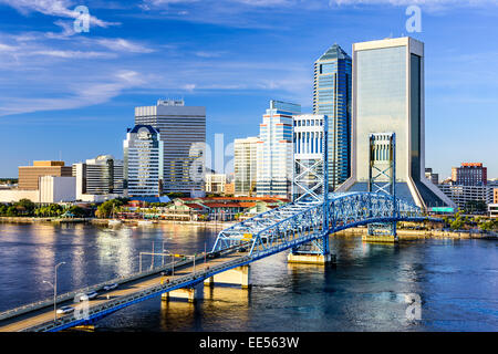 Jacksonville, Florida, EE.UU. el centro de la ciudad en St. Johns River. Foto de stock