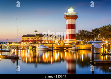En Hilton Head, Carolina del Sur, el faro al atardecer.