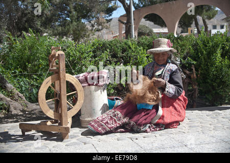 Mujer Peruana hilando lana Fotografía de stock - Alamy