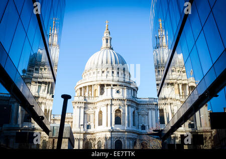 La Catedral de San Pablo, reflejada en el cristal de un nuevo cambio de centro comercial. Ciudad de Londres, Reino Unido