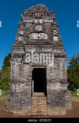 Templo Bima, antiguo templo hindú en la meseta de Dieng, que se encuentra administrativamente en Batur, Banjarnegara, Java Central, Indonesia. Foto de stock