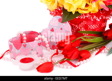 Flores, velas, abalorios y caja de regalo de cerca la imagen. Foto de stock