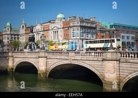 El tráfico a lo largo de O'Connell Bridge Across río Liffey, en Dublín, Irlanda, Irlanda Foto de stock